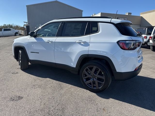 New 2026 Bright White Clear-Coat Exterior Paint Jeep Latitude image 4