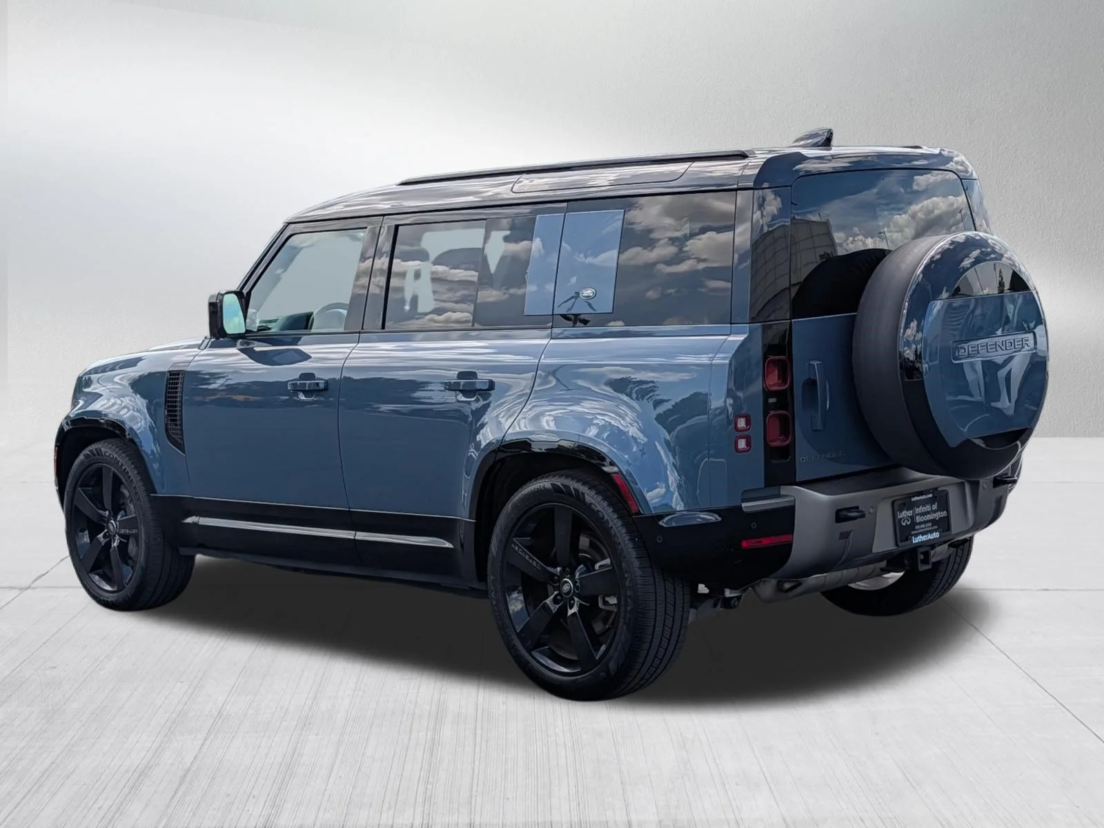 Used 2024 Tasman Blue Metallic Land Rover X-Dynamic SE image 5