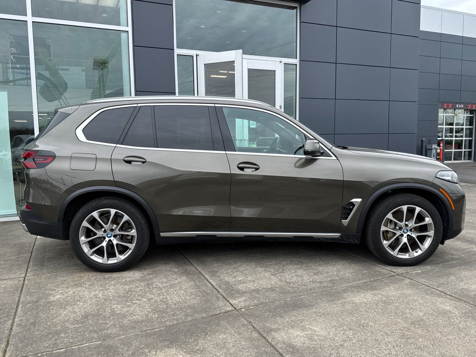 Used 2024 Manhattan Green Metallic BMW xDrive50e image 2
