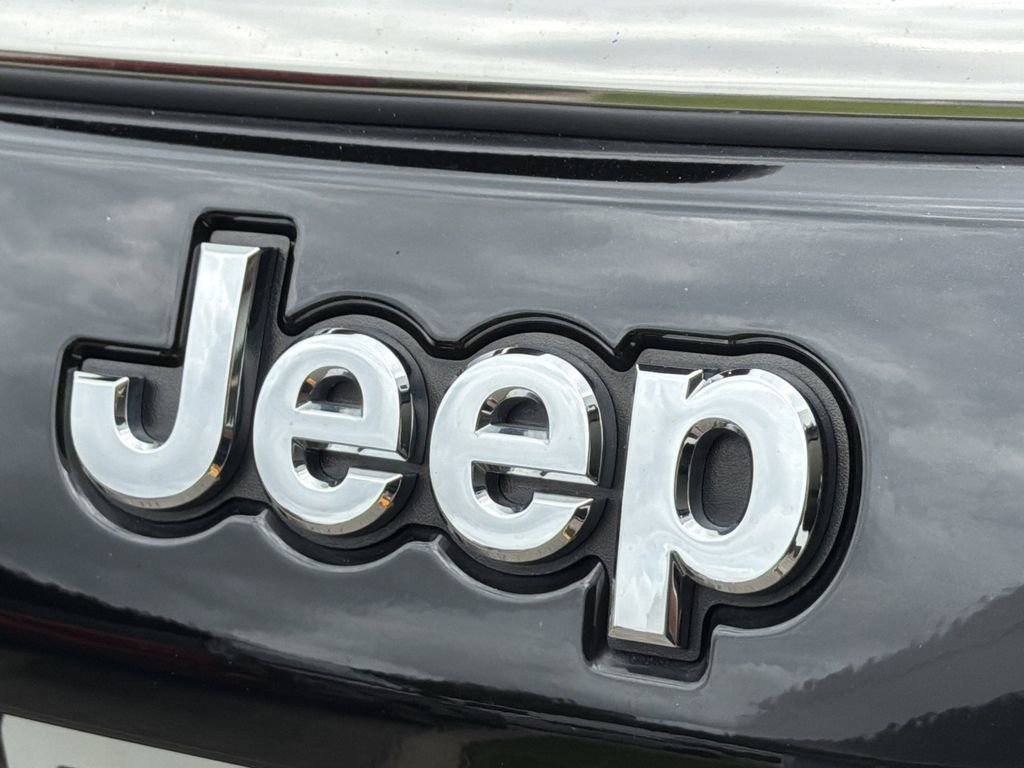 Used 2024 Black Jeep Latitude Lux FWD image 10