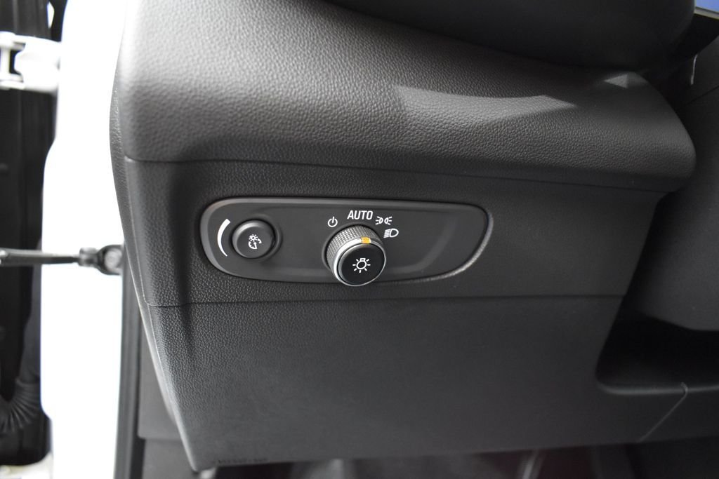 Used 2023 Summit White Buick Essence image 7