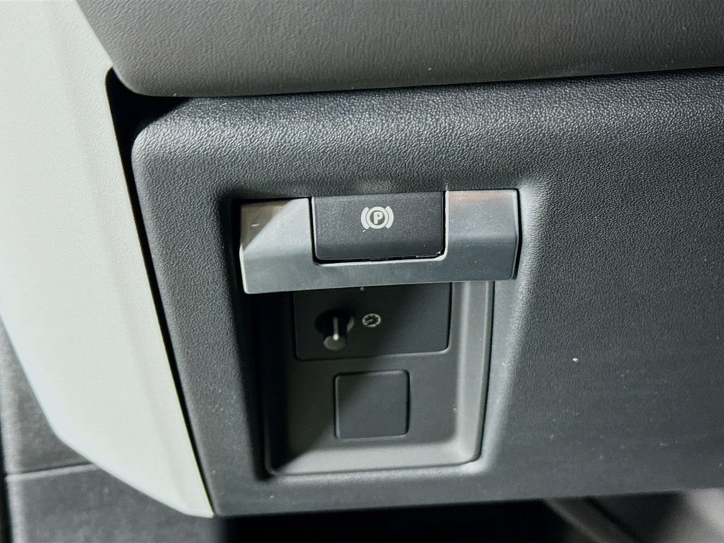 New 2026 Woolstone Green Land Rover X-Dynamic SE image 11