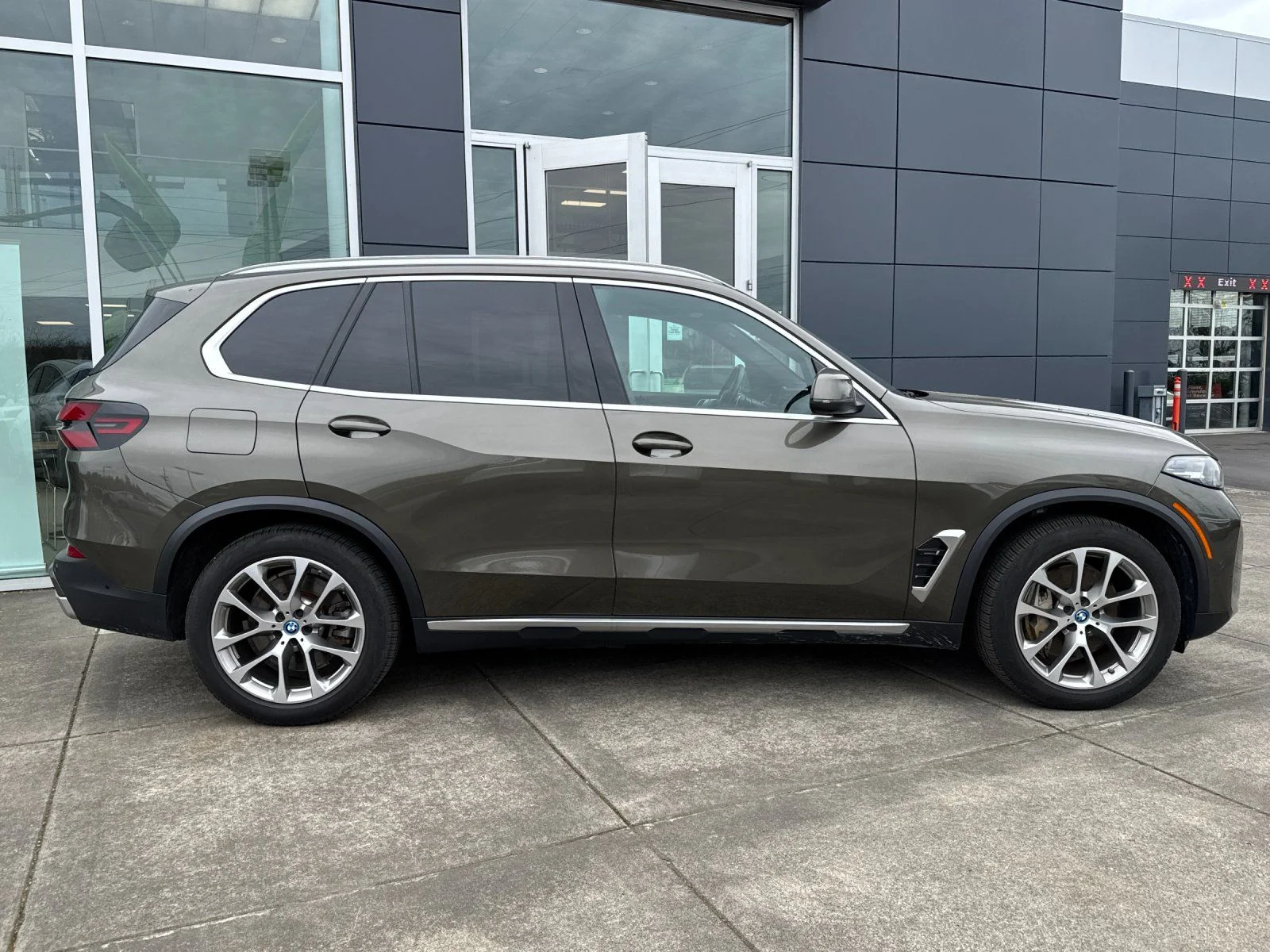 Used 2024 Manhattan Green Metallic BMW xDrive50e image 2