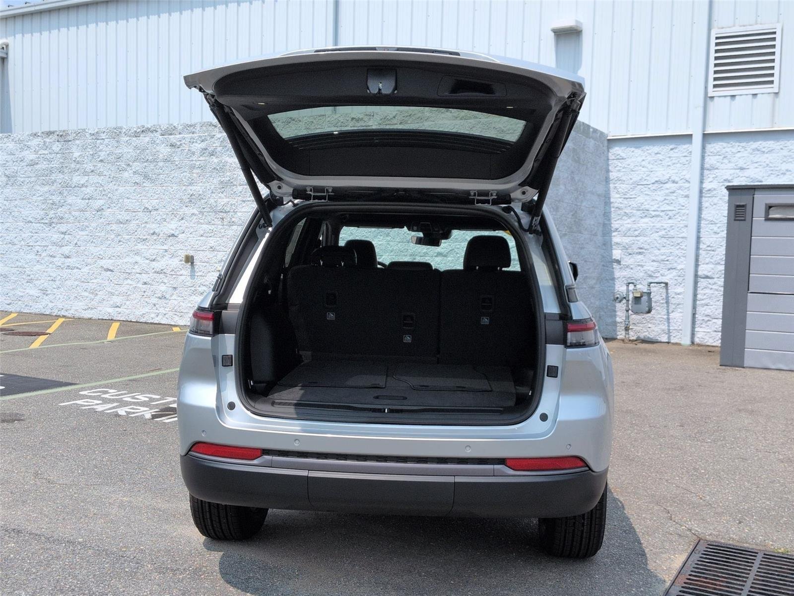 New 2026 Silver Zynith Exterior Paint Jeep Laredo Altitude image 34