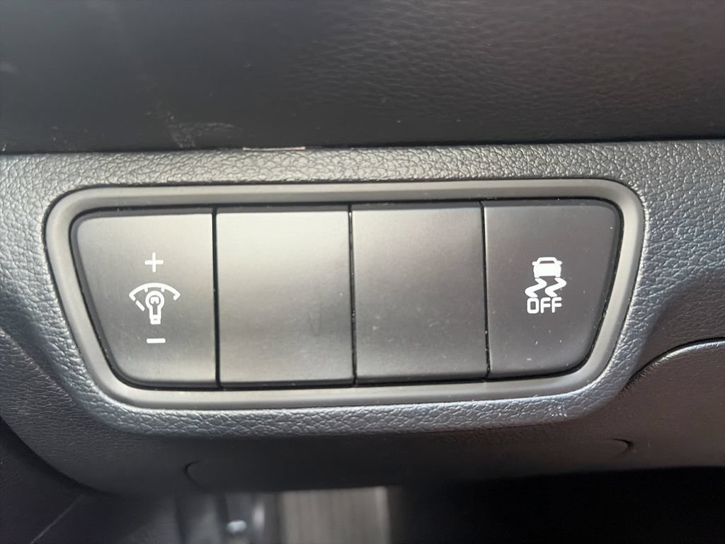 Used 2024 White Kia LXS image 17