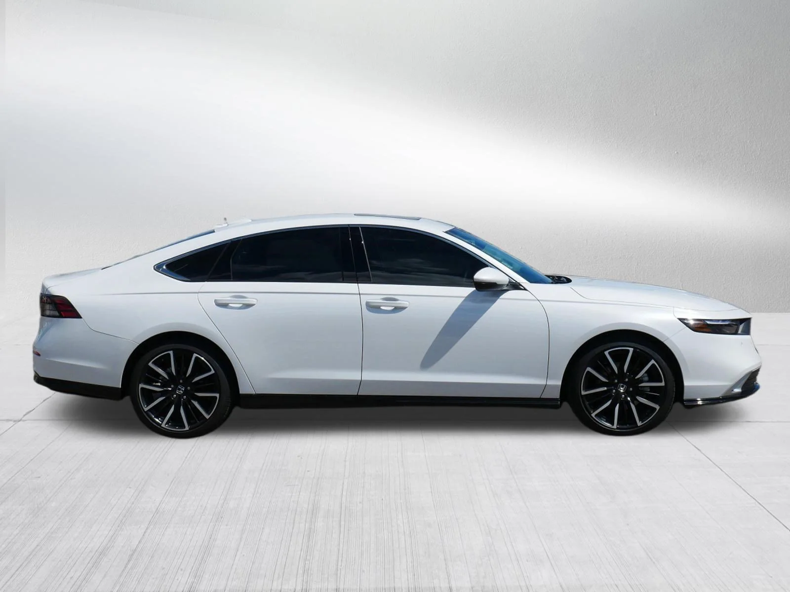 Used 2025 Platinum White Pearl Honda Touring image 8
