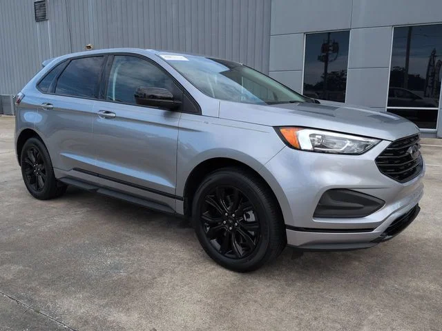 Used 2022 Silver Ford SE image 2
