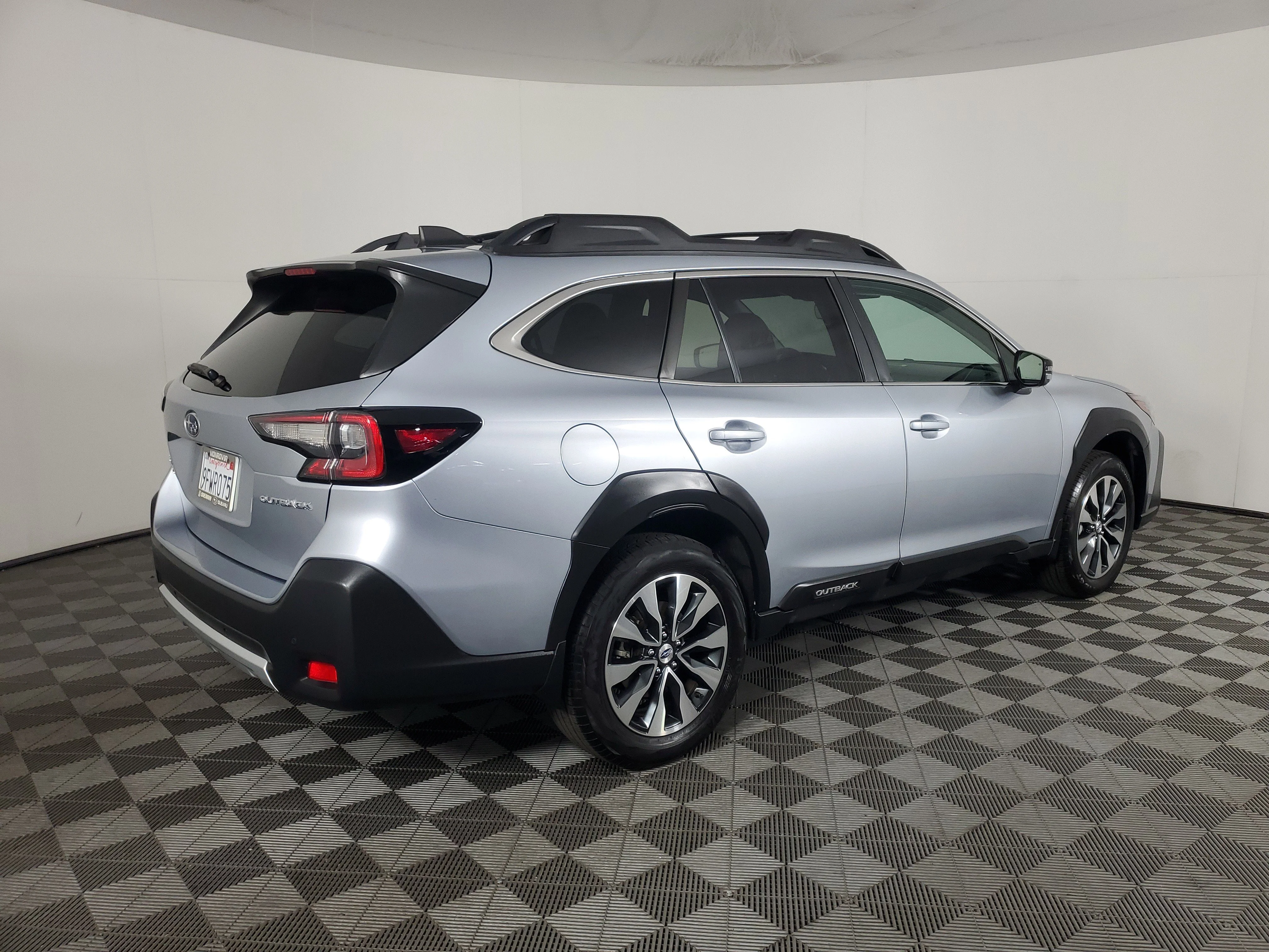 Certified Used 2024 Ice Silver Metallic Subaru Limited image 4