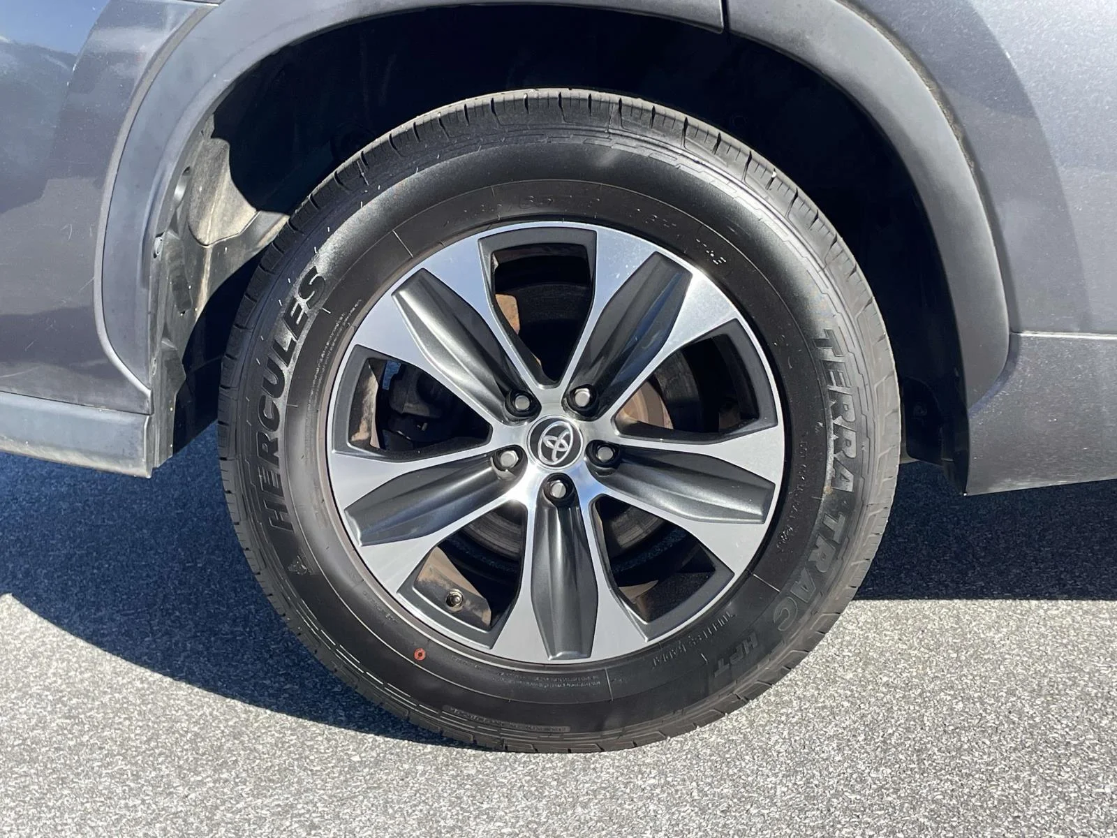 Used 2020 Magnetic Gray Metallic Toyota XLE image 31