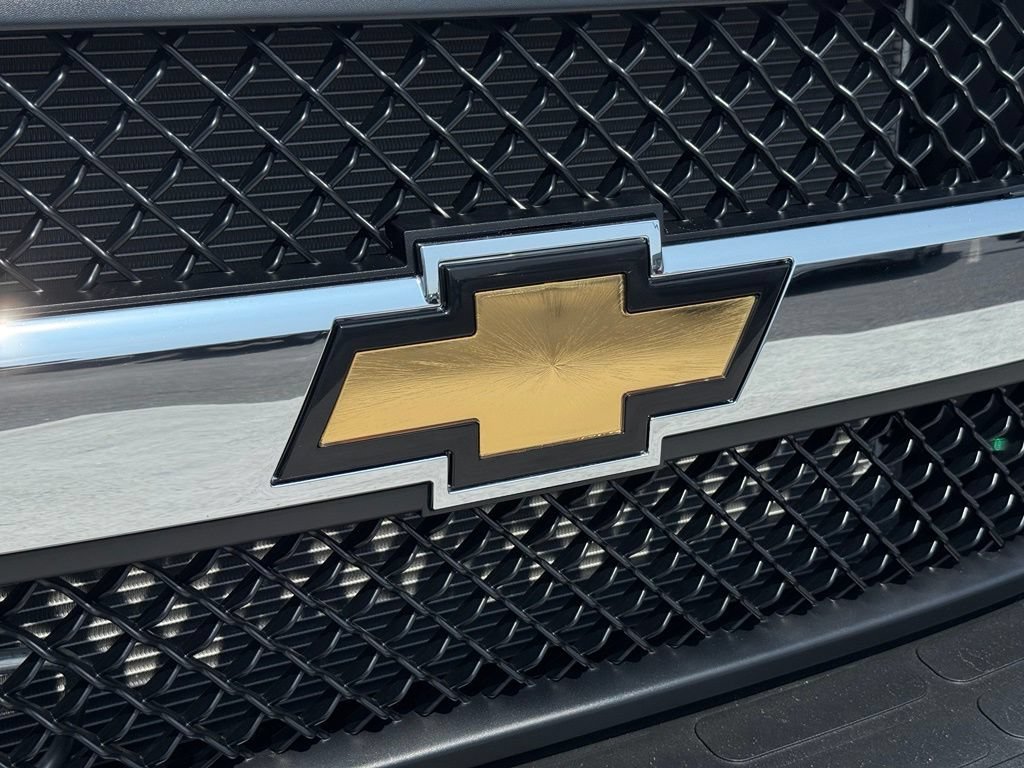 New 2026 Summit White Chevrolet WT image 7