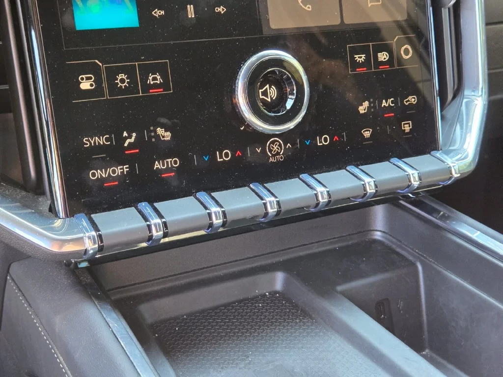 Used 2025 White GMC Elevation image 27