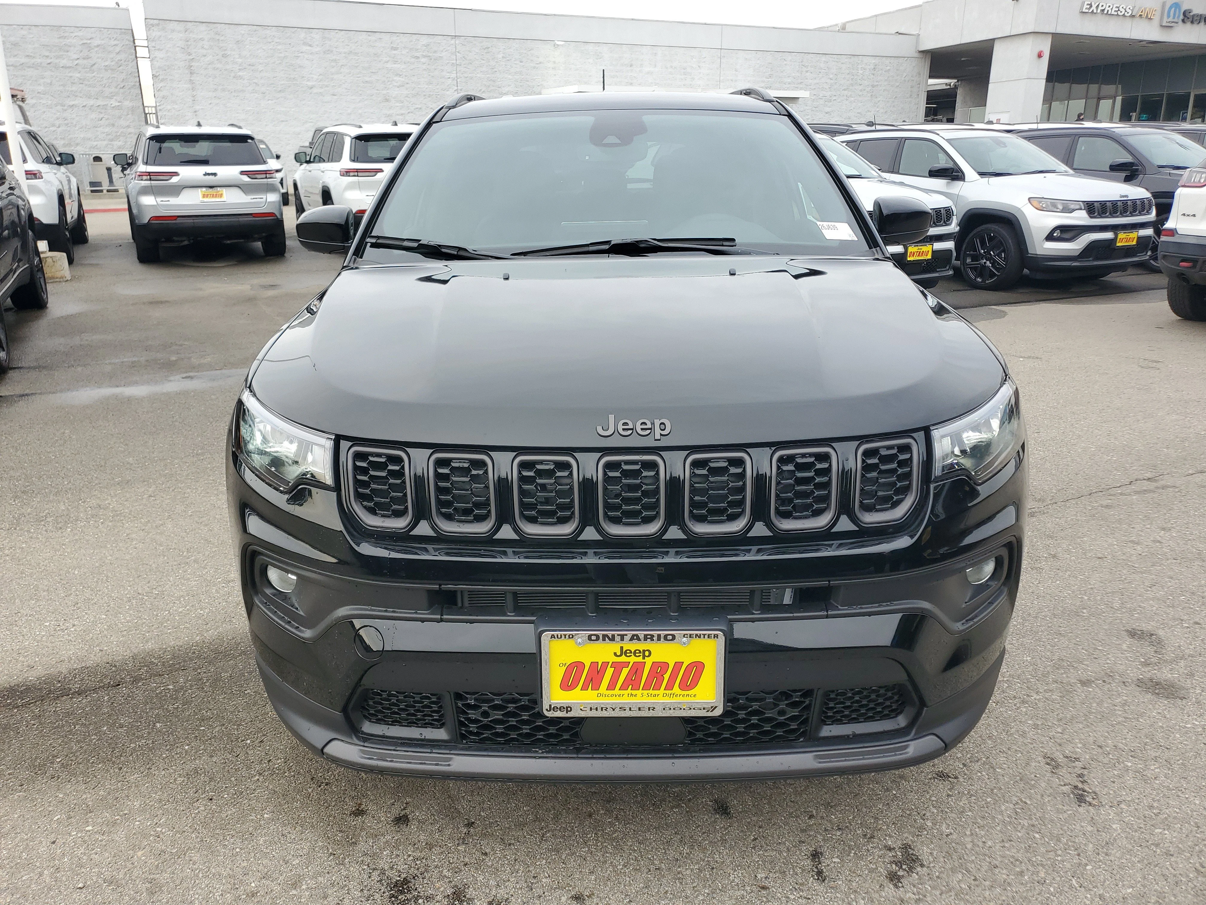 New 2026 Diamond Black Crystal Pearl-Coat Exterior Paint Jeep Latitude image 9