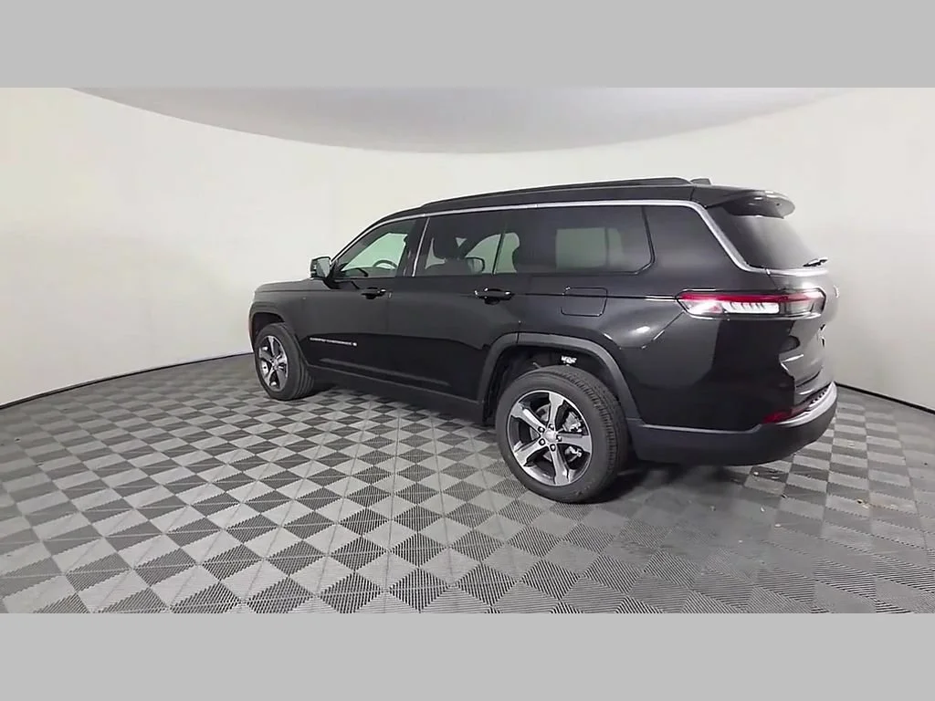 New 2026 Diamond Black Crystal Pearl-Coat Exterior Paint Jeep Limited image 31