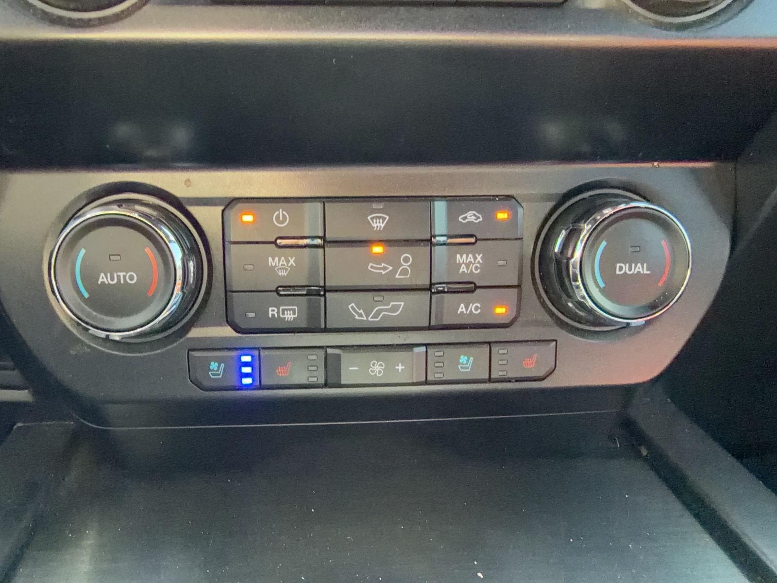 Used 2020 Agate Black Metallic Ford LARIAT image 20