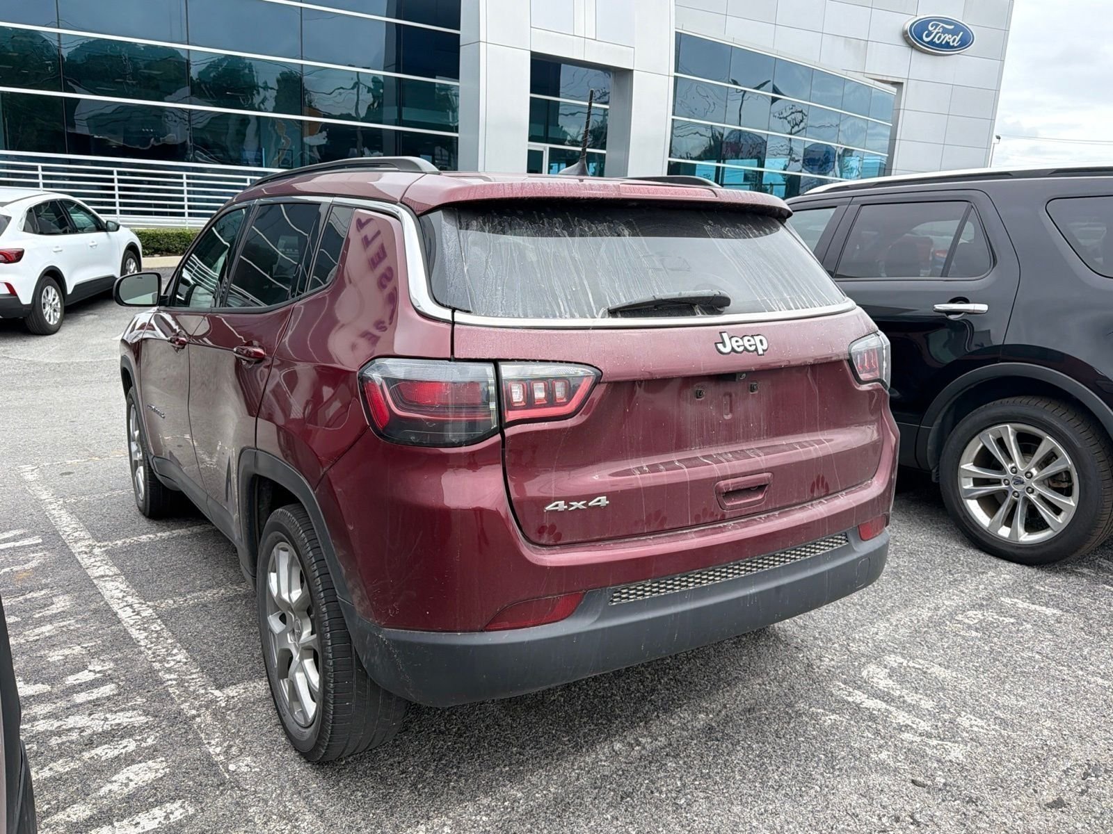 Used 2022 Velvet Red Pearlcoat Jeep Latitude Lux image 7