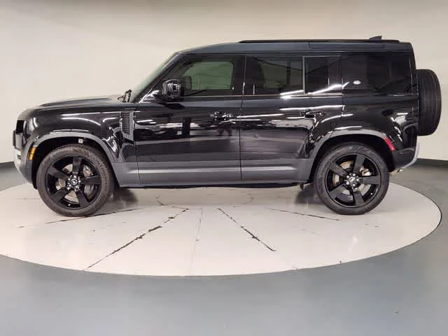Used 2024 Santorini Black Metallic Land Rover S image 5