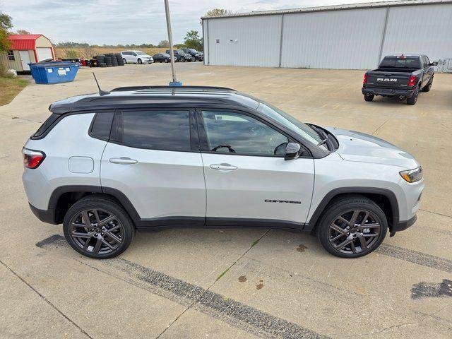 New 2026 Silver Zynith Metallic Clear-Coat Exterior Paint Jeep Limited image 8