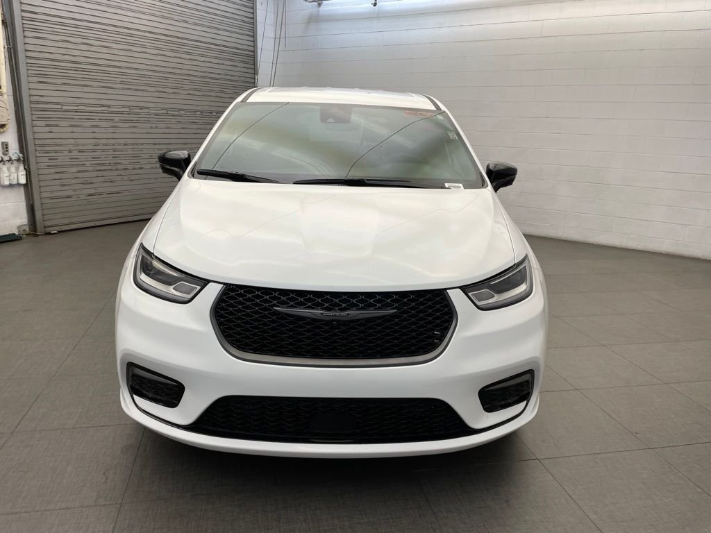 New 2026 Bright White Clear-Coat Exterior Paint Chrysler Select image 6