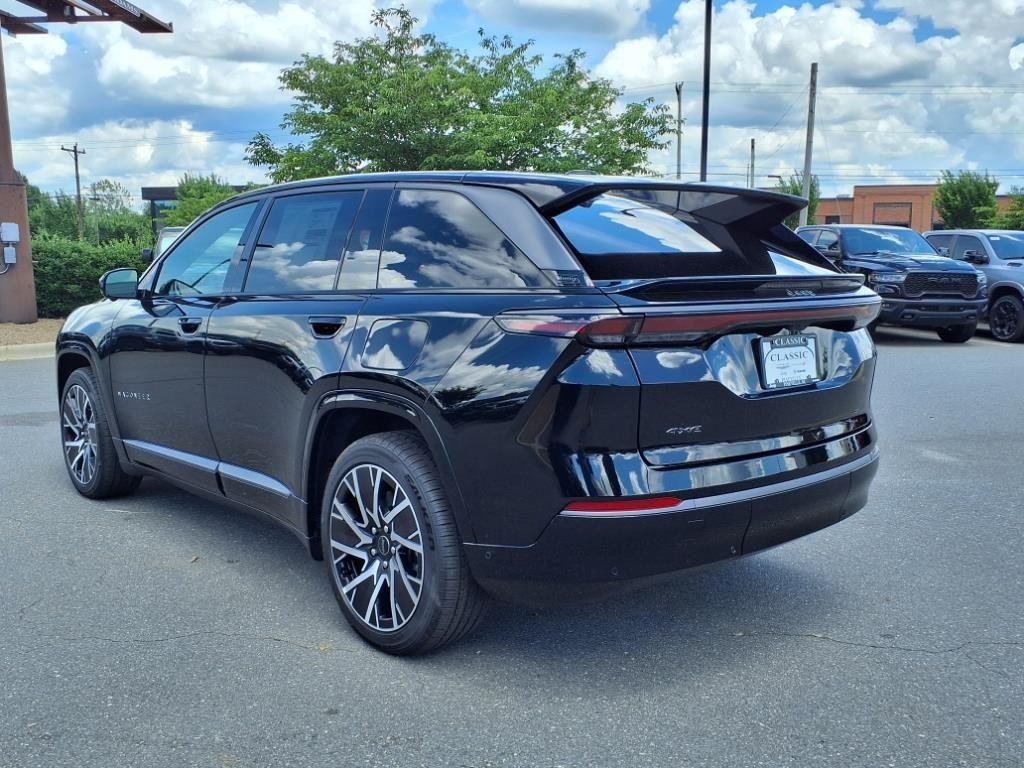 New 2025 Diamond Black Crystal Pearl-Coat Exterior Paint Jeep Limited image 17