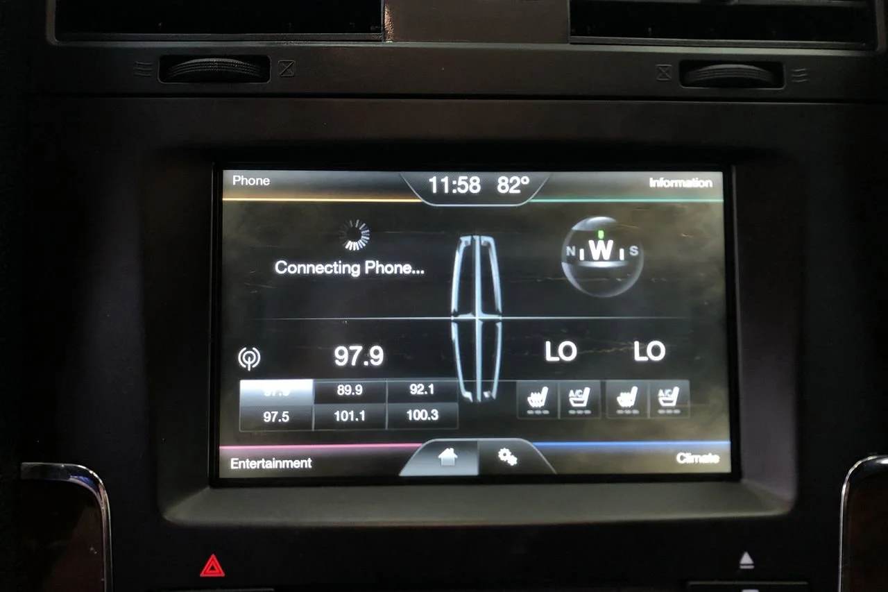 Used 2015 White Platinum Lincoln  image 23