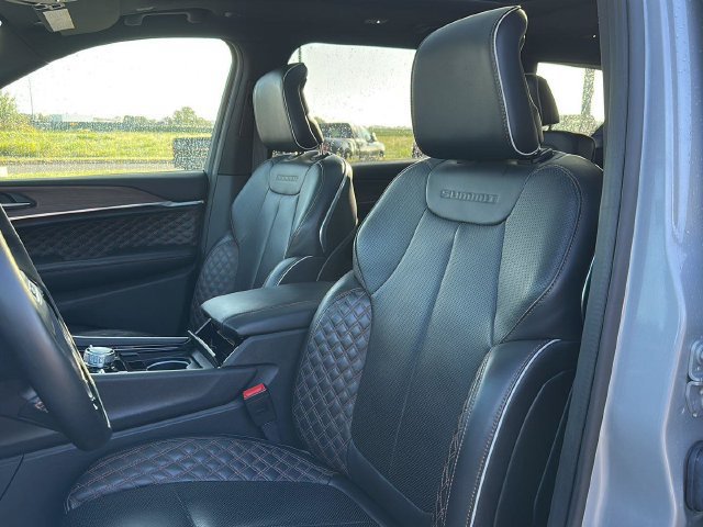 Used 2025  Jeep Summit image 11