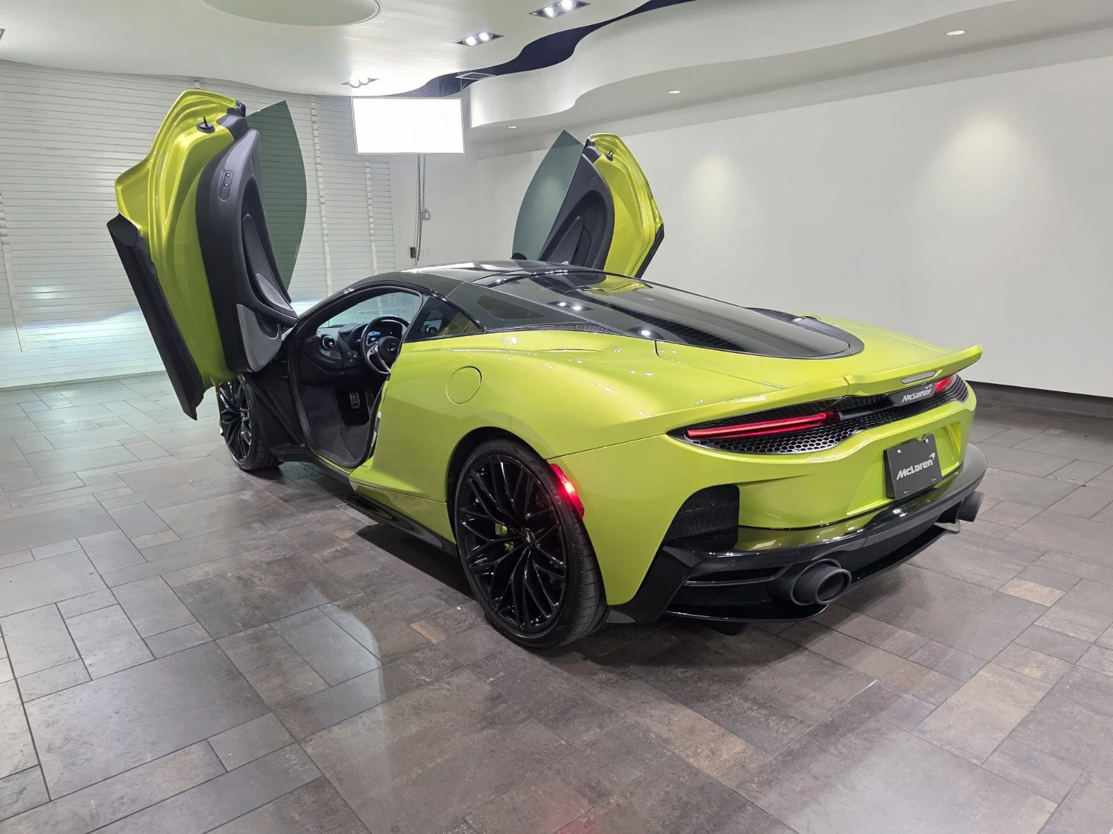Used 2022 Flux Green McLaren  image 25