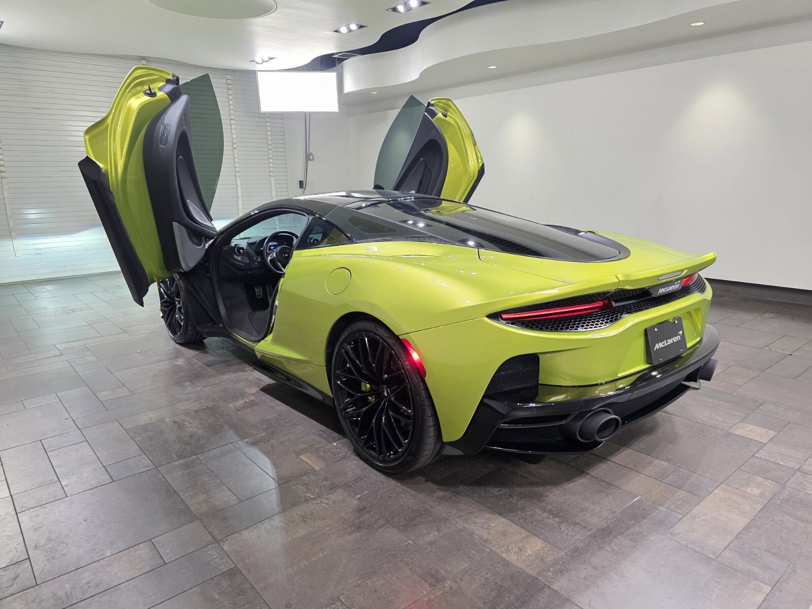 Used 2022 Flux Green McLaren  image 25