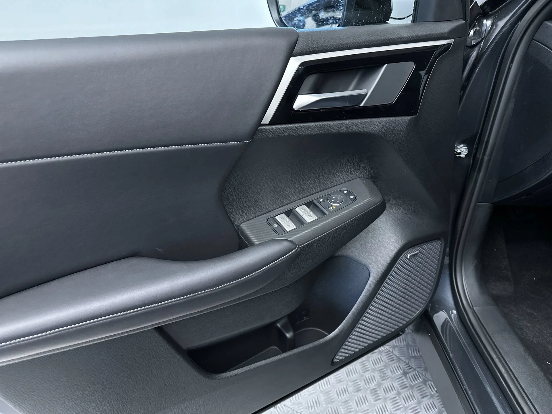 New 2026 Graphite Gray Mitsubishi LE image 14