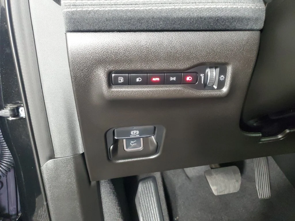 Used 2026 Black Jeep Laredo image 27