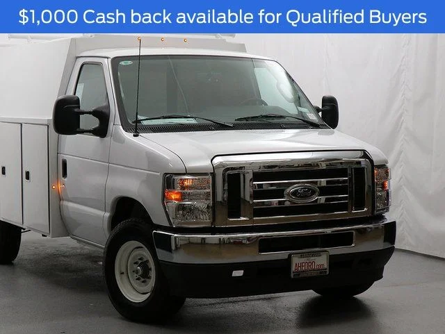 New 2025 Oxford White Ford E-350 SRW image 2