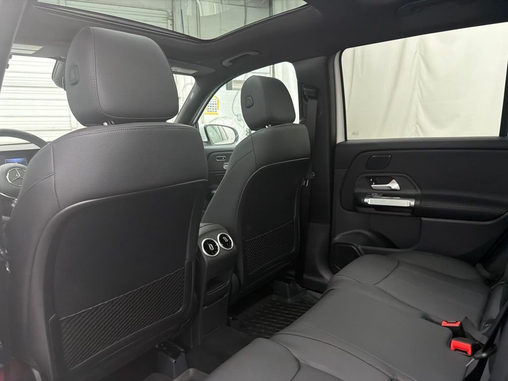 New 2026 Polar White Mercedes-Benz GLB 250 image 18