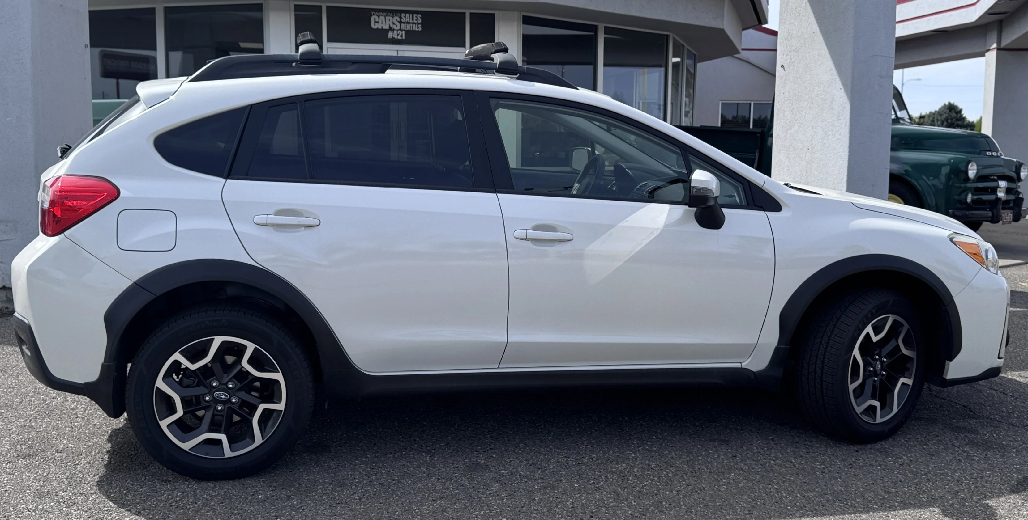Used 2017 Crystal White Pearl Subaru Limited image 9