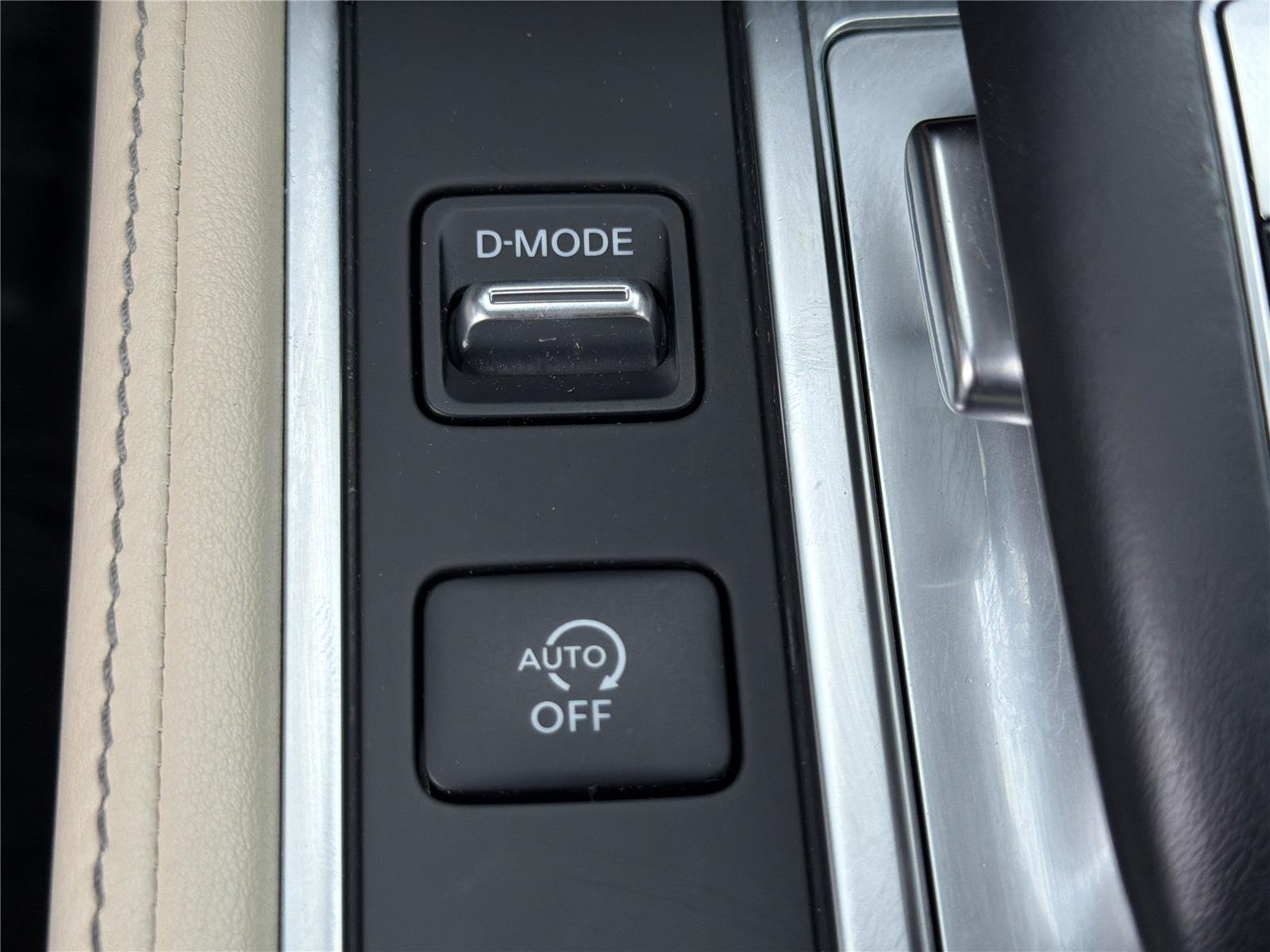 Certified Used 2024 Mineral Black INFINITI LUXE image 13