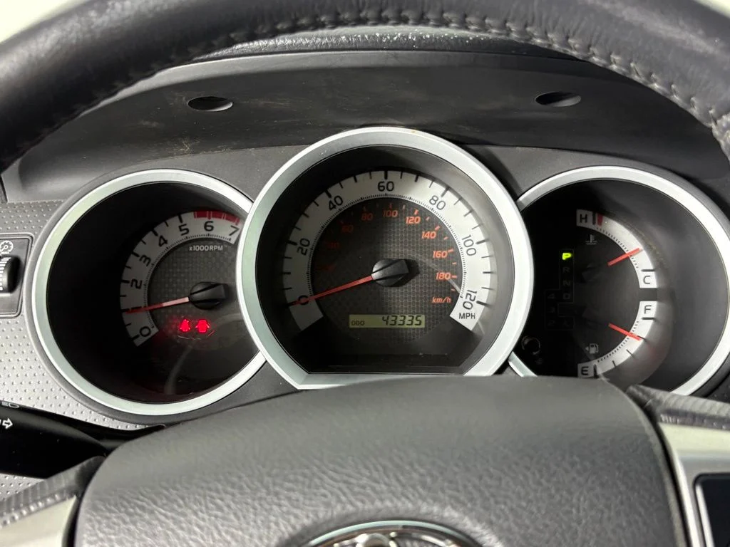 Used 2014 White Toyota Base image 21