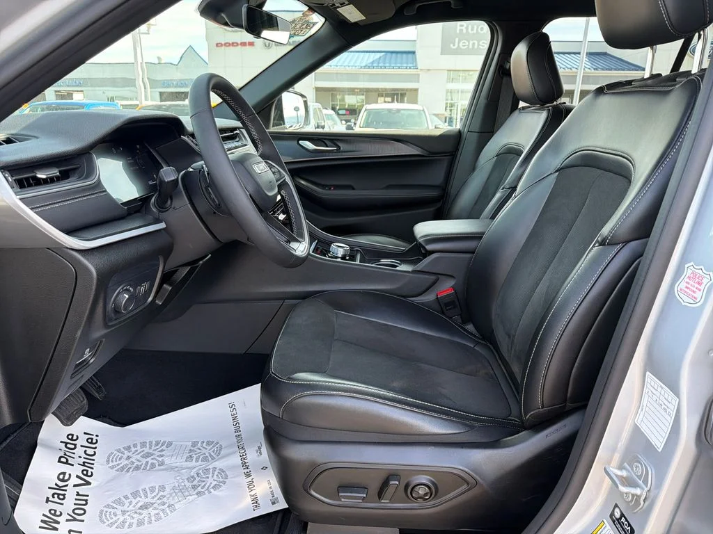 Used 2025 Silver Jeep Altitude image 9