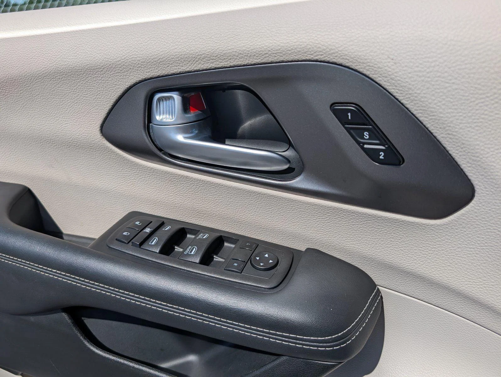 Used 2024 Silver Mist Clearcoat Chrysler Touring L image 14