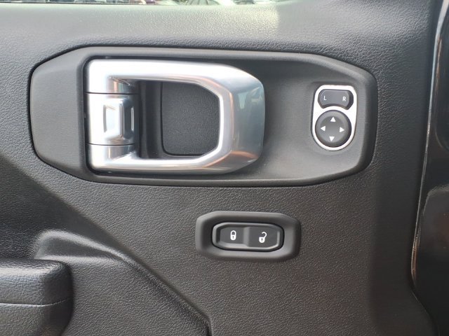 Used 2023  Jeep Sport S image 16