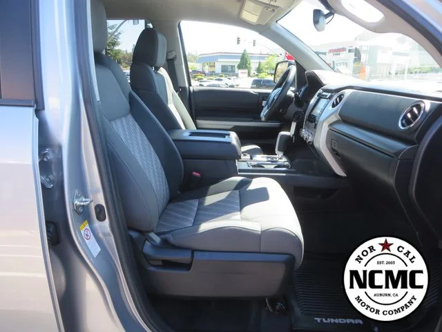 Used 2018 Silver Toyota SR5 image 53