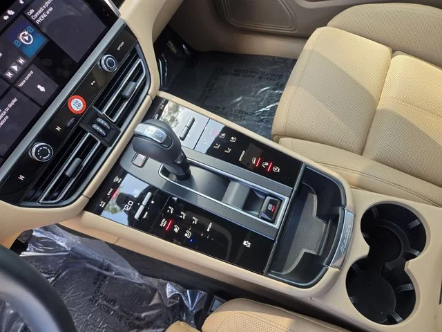 2025 Porsche Macan T - Photo 17