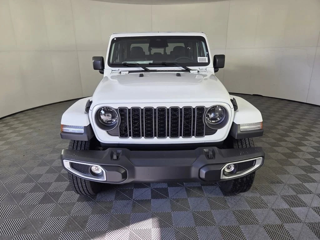 New 2026 Bright White Clear-Coat Exterior Paint Jeep Sahara image 3