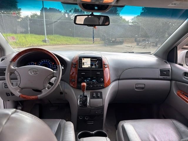 Used 2008 White Toyota XLE image 11