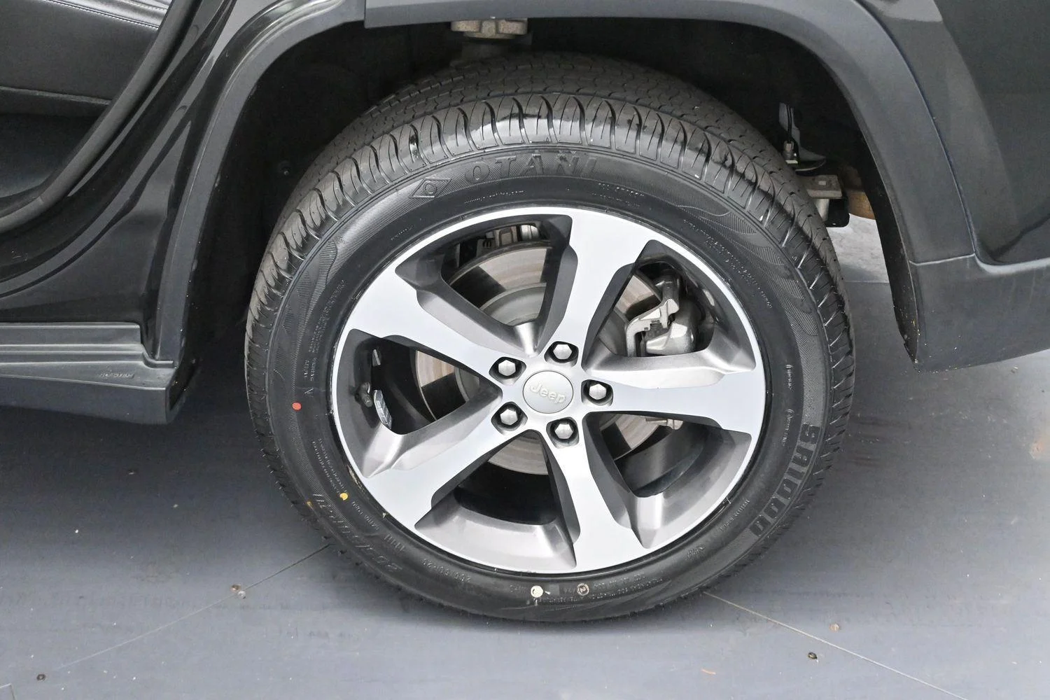 Used 2023 Rocky Mountain Pearlcoat Jeep 4xe image 34