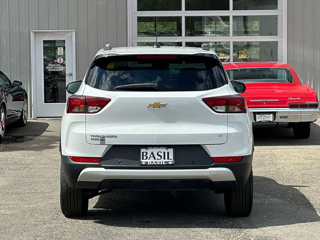 Used 2025 White Chevrolet LT image 12