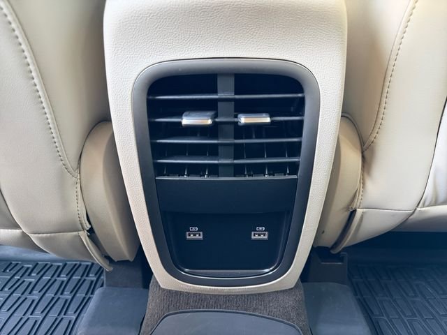 Used 2019 White Platinum Clearcoat Metallic Lincoln Select image 31
