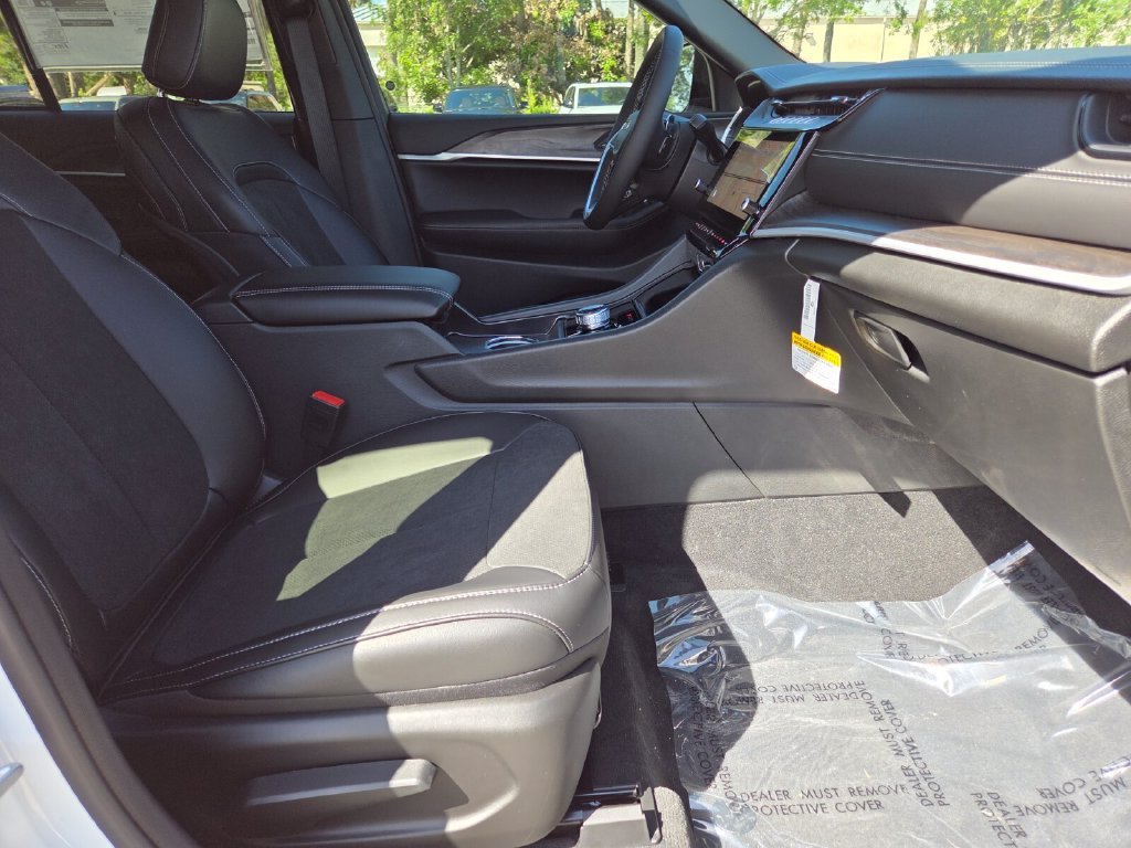 New 2027 Bright White Clear-Coat Paint Jeep Laredo Altitude image 15