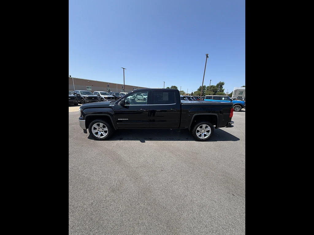 Used 2018 Onyx Black GMC SLE image 2