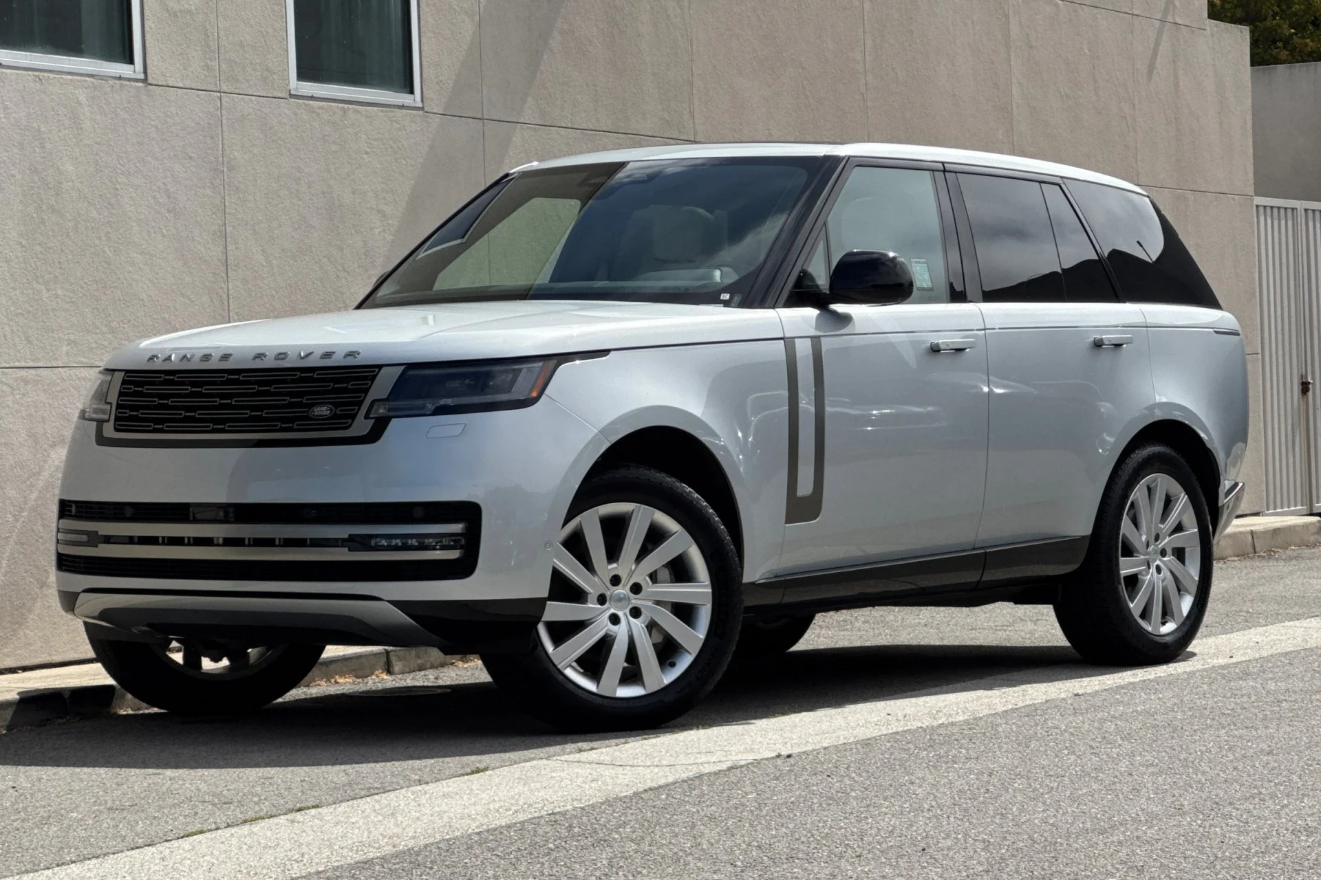 Used 2024 Silver Land Rover SE image 1