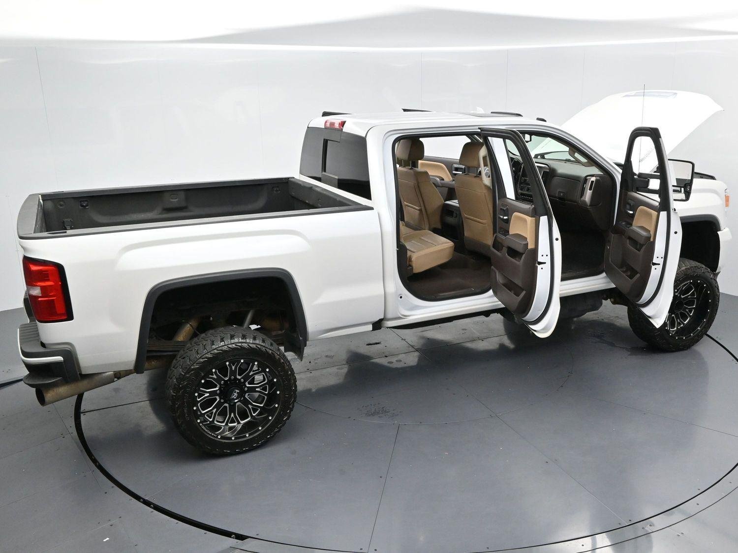 Used 2019 White Frost Tricoat GMC Denali image 40