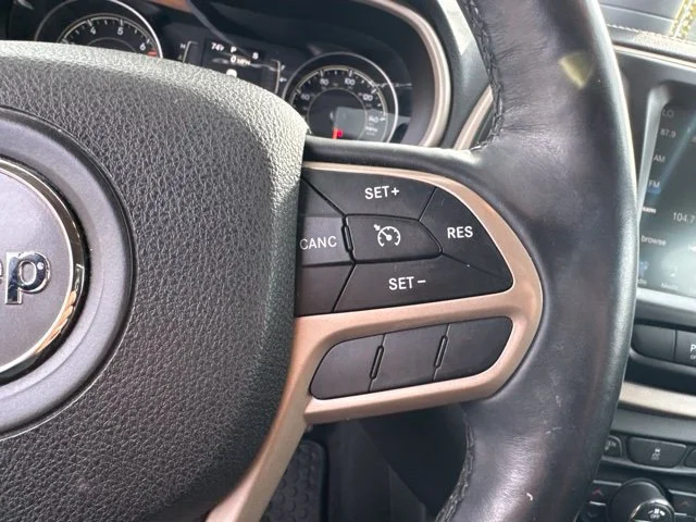 Used 2017 Diamond Black Crystal Pearlcoat Jeep Latitude image 12