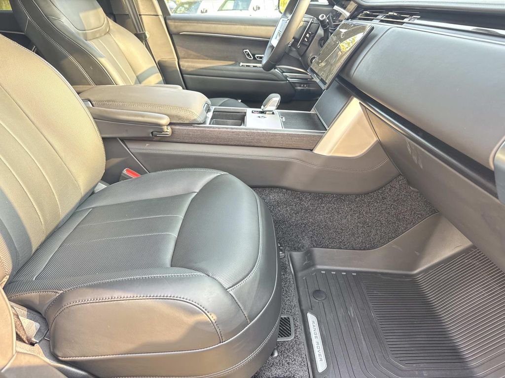 New 2026 Santorini Black Land Rover SE image 7